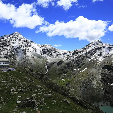 Rifugio Roberto Bignami *